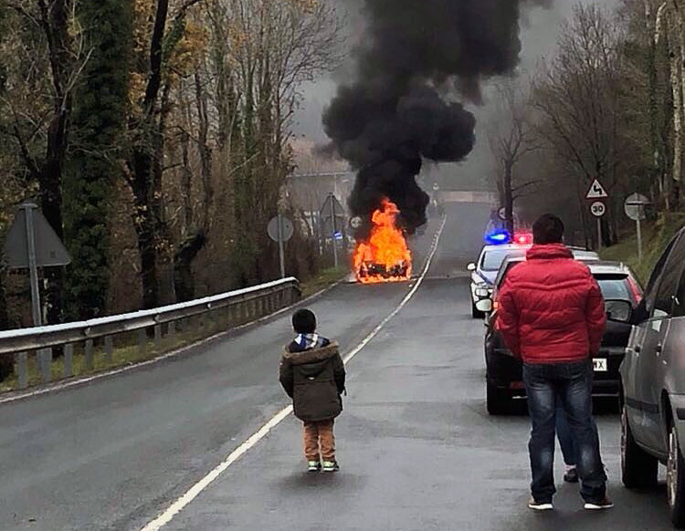 Espectacular incendio de un coche en la carretera de Urkiola