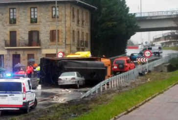 Dos heridos en un accidente múltiple que cierra al tráfico la <br/ >N-634 tras volcar un camión