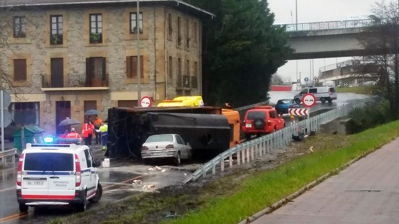 Dos heridos en un accidente múltiple que cierra al tráfico la <br/ >N-634 tras volcar un camión