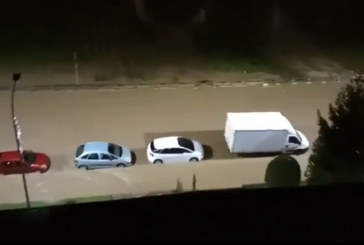 Espectacular vídeo de coches inundados en Amorebieta