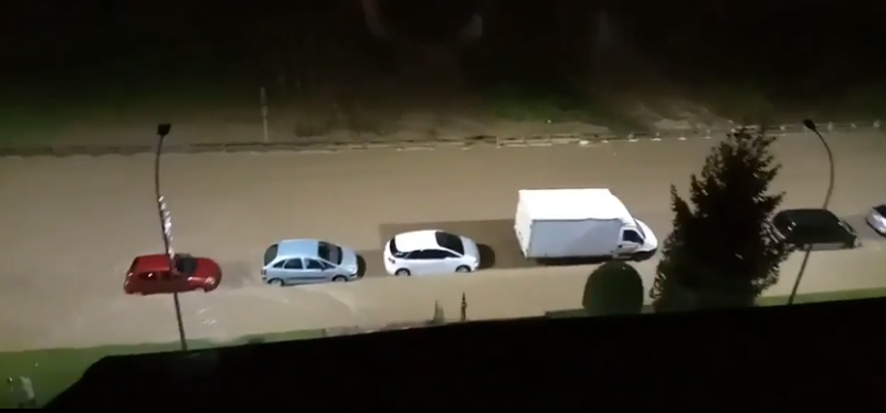 Espectacular vídeo de coches inundados en Amorebieta