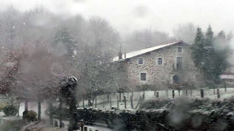 Los Reyes Magos dejan un manto blanco de nieve en Durangaldea
