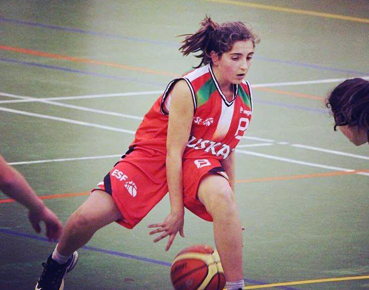 La selección de Euskadi Mini femenina arrasa en Galicia con la jugadora durangarra Naia Pascual