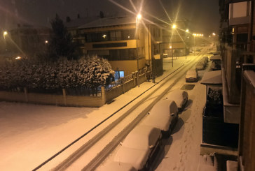 La nieve cuaja y dificulta el tráfico en Durangaldea