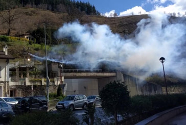 El incendio de una catenaria corta el servicio de tren entre Zaldibar y Eibar durante 3 horas