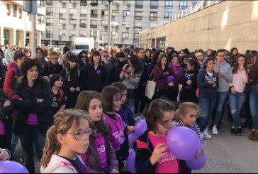 Una impresionante cadena humana une las dos residencias públicas