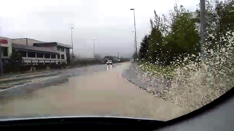 La incesante lluvia anega la carretera entre Durango y Abadiño