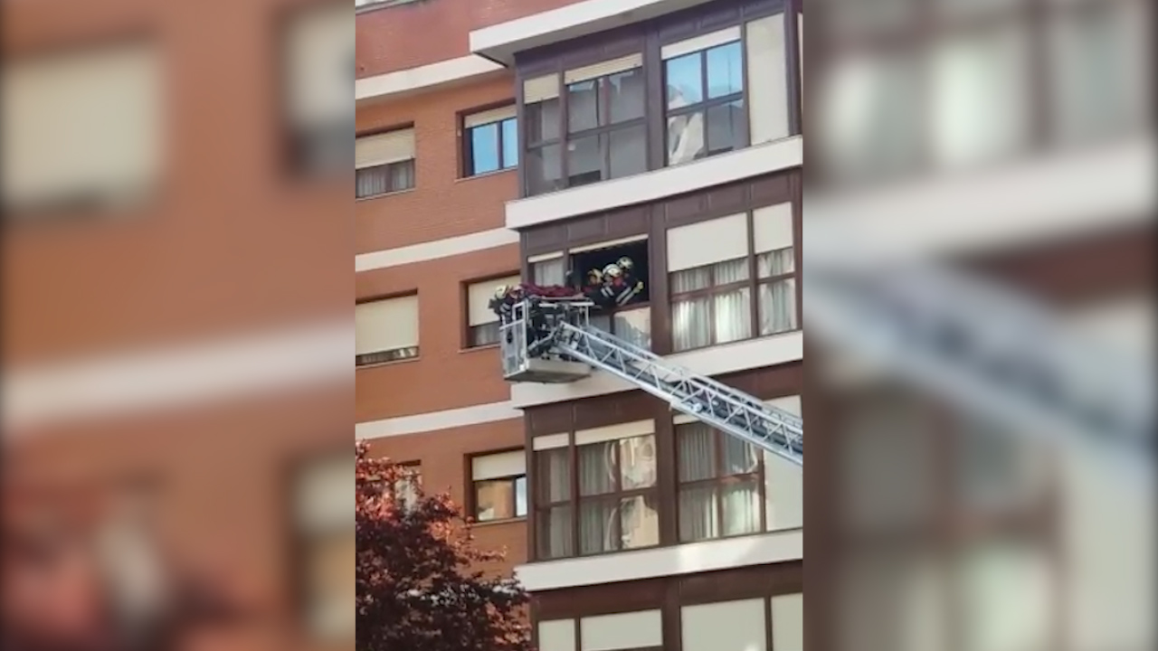 Bomberos acceden a un piso de San Ignacio por la ventana para rescatar a una persona herida