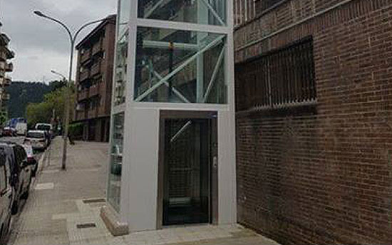 El ascensor del Hogar del Jubilado de Berriz entra en funcionamiento
