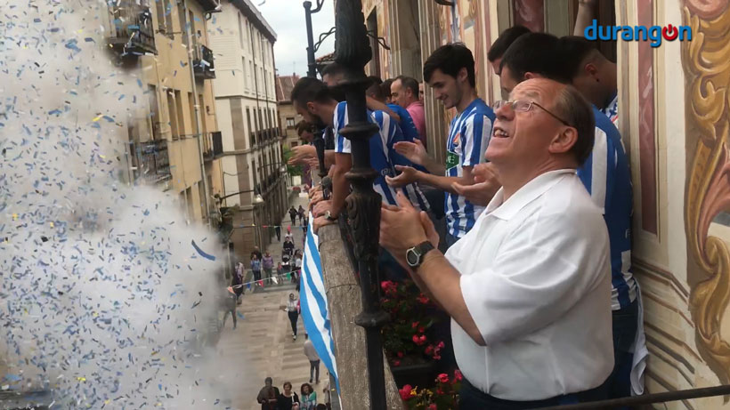 Un baño de confeti azul y blanco