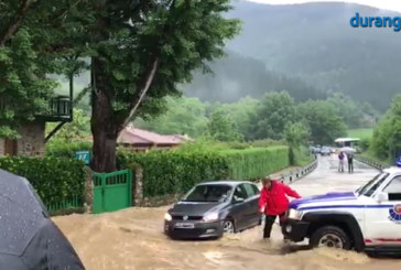 El temporal desborda ríos en Durangaldea e inunda viviendas y garajes en Atxondo