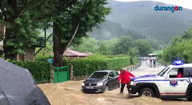 El temporal desborda ríos en Durangaldea e inunda viviendas y garajes en Atxondo