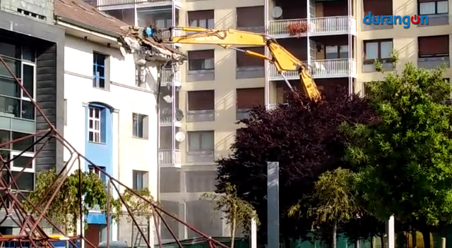 Comienza el derribo del antiguo ambulatorio de Amorebieta