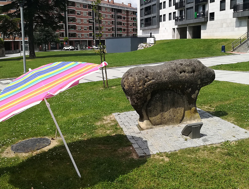 La plataforma de vecinos de Mikeldi convocan una ‘sombrillada’ reivindicativa para mañana