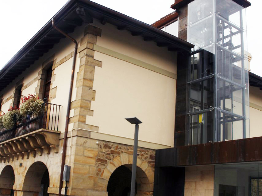 Un ascensor exterior corona las obras de ampliación del Ayuntamiento de Abadiño