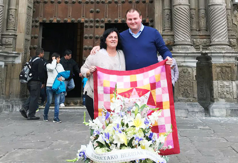 Recuerdan a Juan Orobiogoitia con una ofrenda floral en la capilla de Lima donde está enterrado