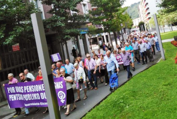 Jubilados y viudas se manifiestan por las calles de Amorebieta tras ocho meses de protestas