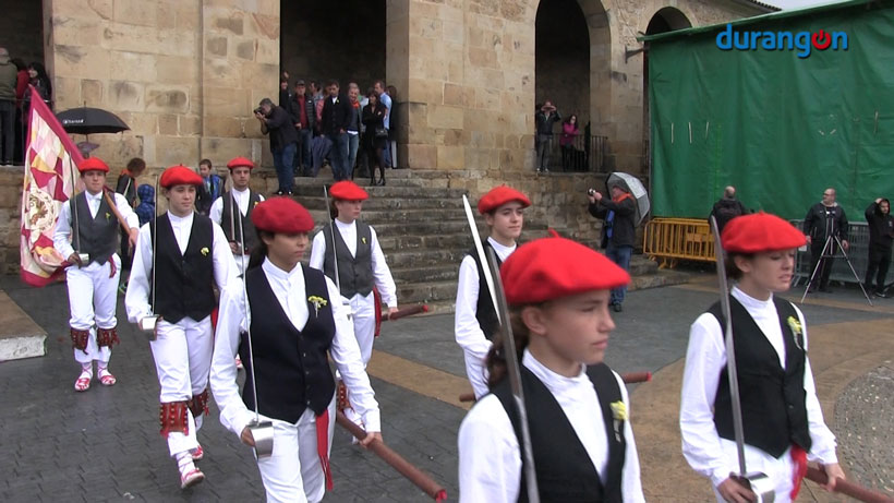 Dantzaris bajo la lluvia
