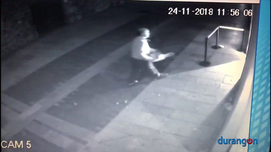 El vídeo del hombre que genera pánico junto a una discoteca de Durango con una motosierra