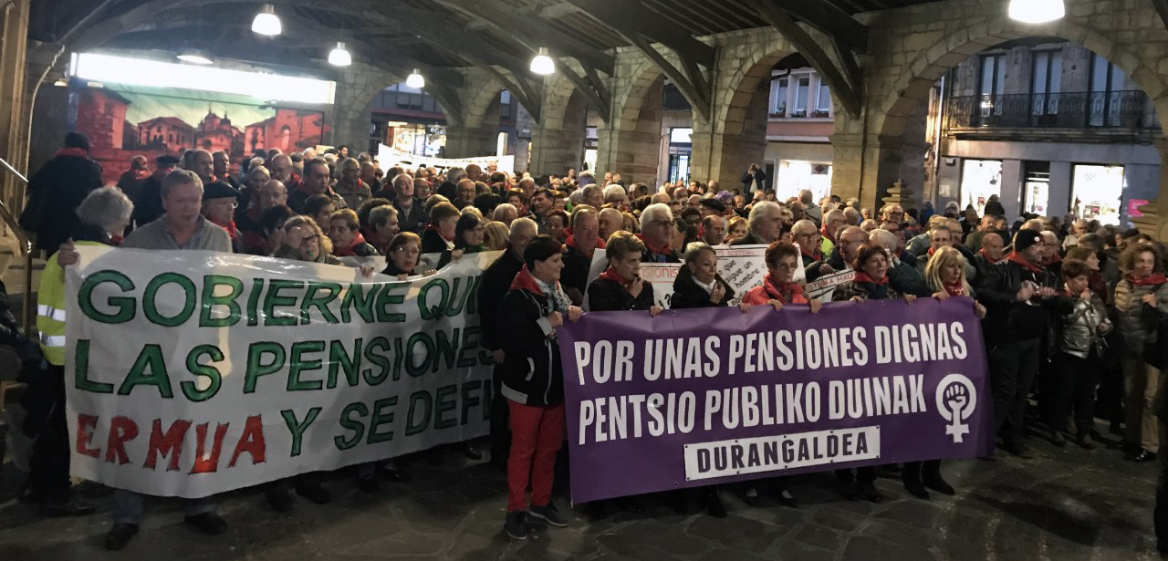 Una multitudinaria manifestación toma las calles de Durango para exigir “pensiones públicas dignas”