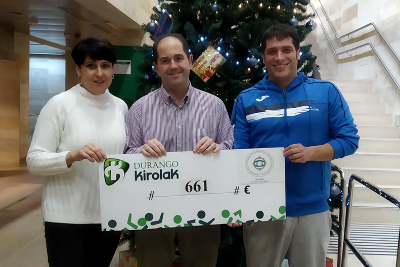 Durango Kirolak entrega los 661 euros recaudados en los maratones solidarios de zumba y spinbike