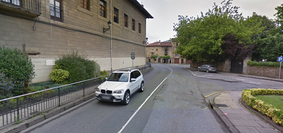 Un motorista de Correos fallece en un accidente con un autobús en el casco urbano de Elorrio