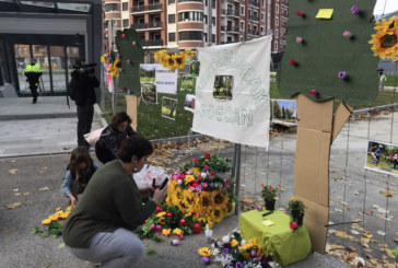 Recrean un altar de flores y árboles junto a la estación de Durango para reivindicar más zonas verdes