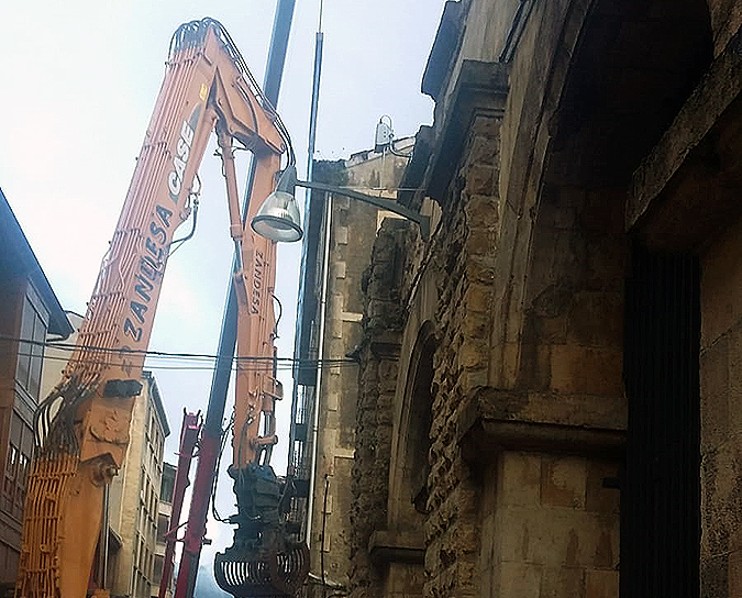La esperada demolición de un edificio de la calle Uribarri
