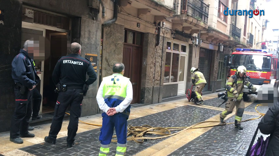 Tres menores y dos adultos, atendidos en el hospital tras incendiarse un piso en Durango