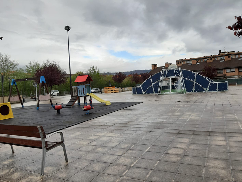 Amorebieta instala una cancha multideporte en la zona de juegos de la plaza del barrio Zubipunte  