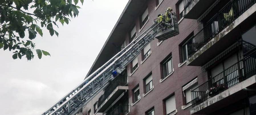 Bomberos “sanean” la fachada de un edificio de Txatxiena