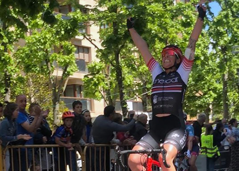 Ziortza Isasi gana la tercera etapa de la Vuelta a Araba femenina en la que brilló con luz propia
