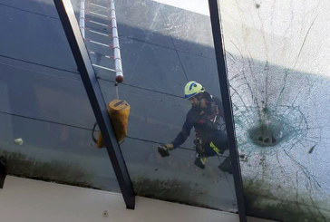 Arrojan una piedra de gran tamaño contra el techo de la estación de Durango y resquebrajan el cristal