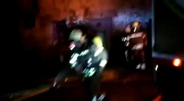 El incendio de un caserío y una barrera de neumáticos en llamas cortan la N-634 esta madrugada