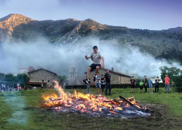 Pilota partidekin eta Puro Relajoren ekitaldiarekin hasiko dituzte gaur Axpeko San Juan jaiak