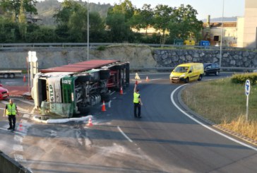Un camión vuelca en Abadiño y dificulta la circulación en la N-634