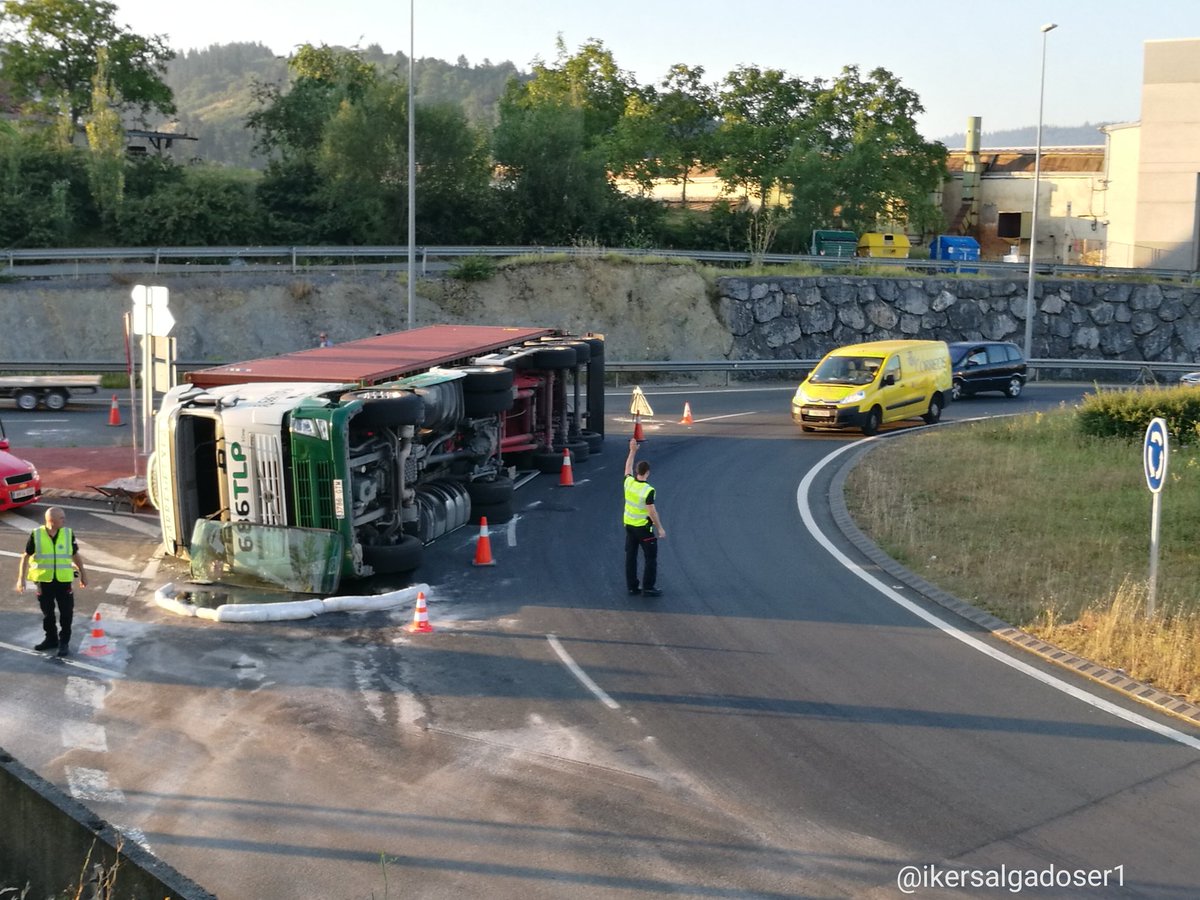 Un camión vuelca en Abadiño y dificulta la circulación en la N-634