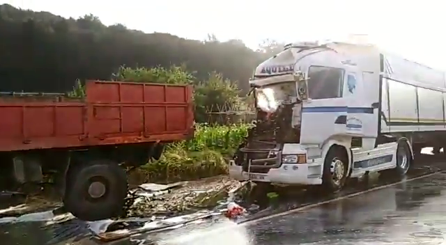 Dos camioneros heridos tras chocar sus vehículos en Amorebieta