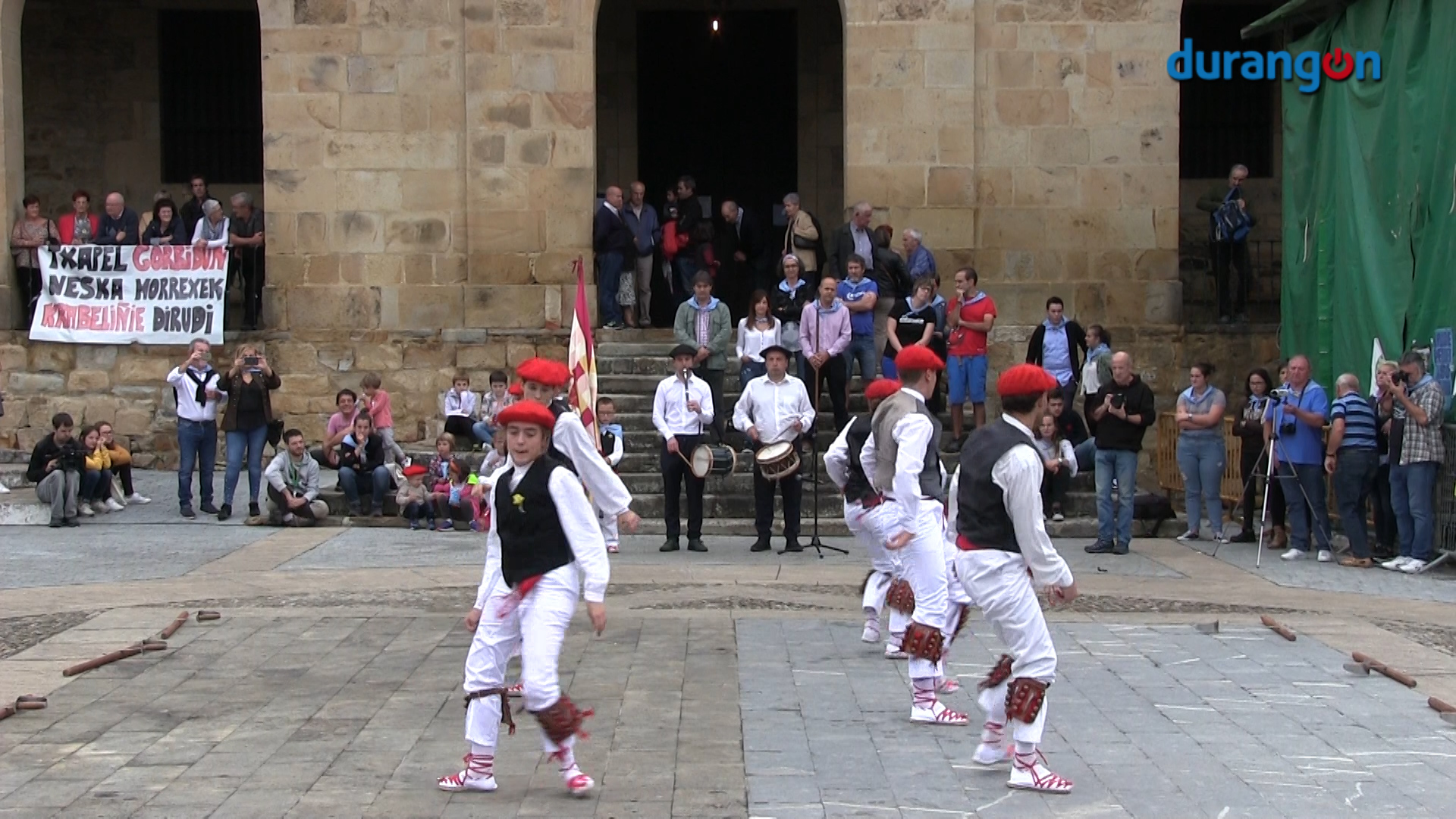 La feria agrícola y las dantzaris dan ambiente a la última jornada de los ‘Sanmigueles’ de Iurreta