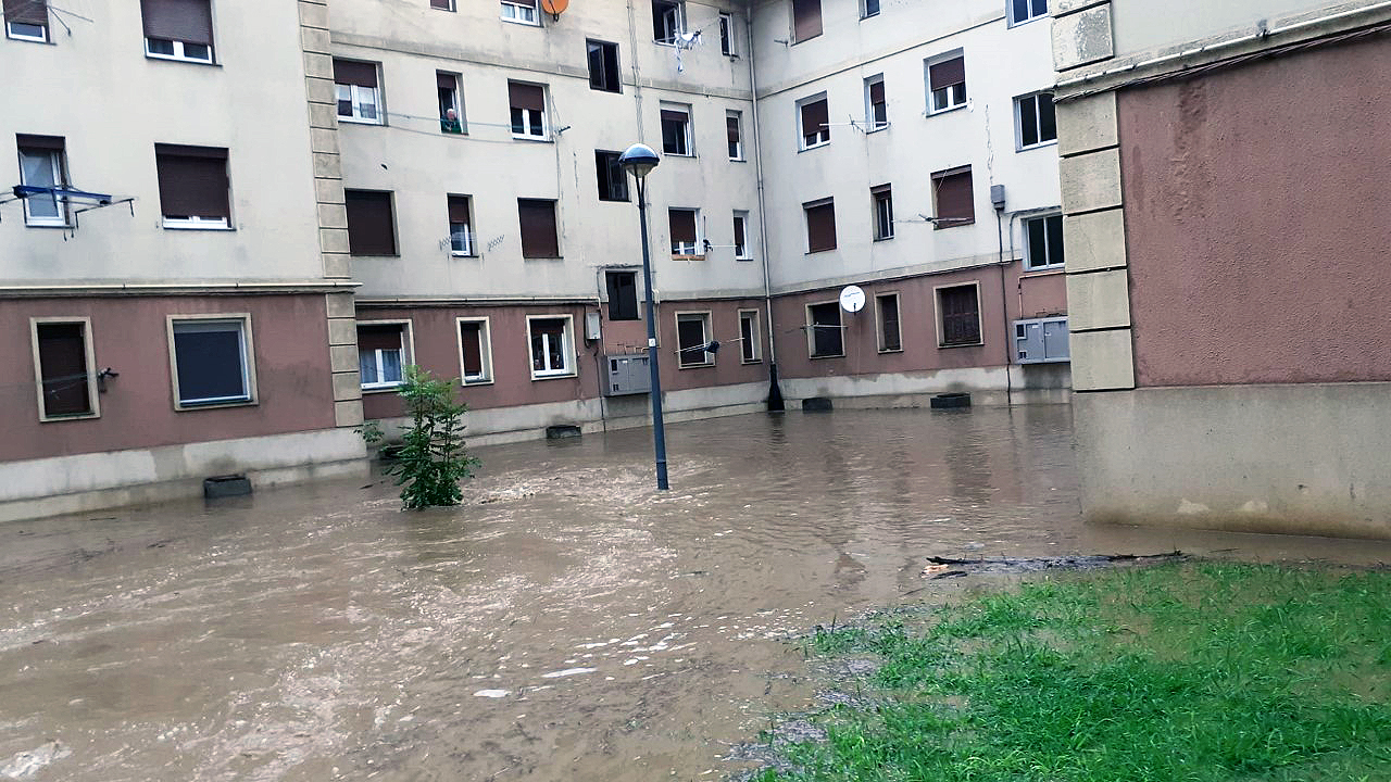 Las fuertes lluvias inundan plantas bajas del barrio Aramotz
