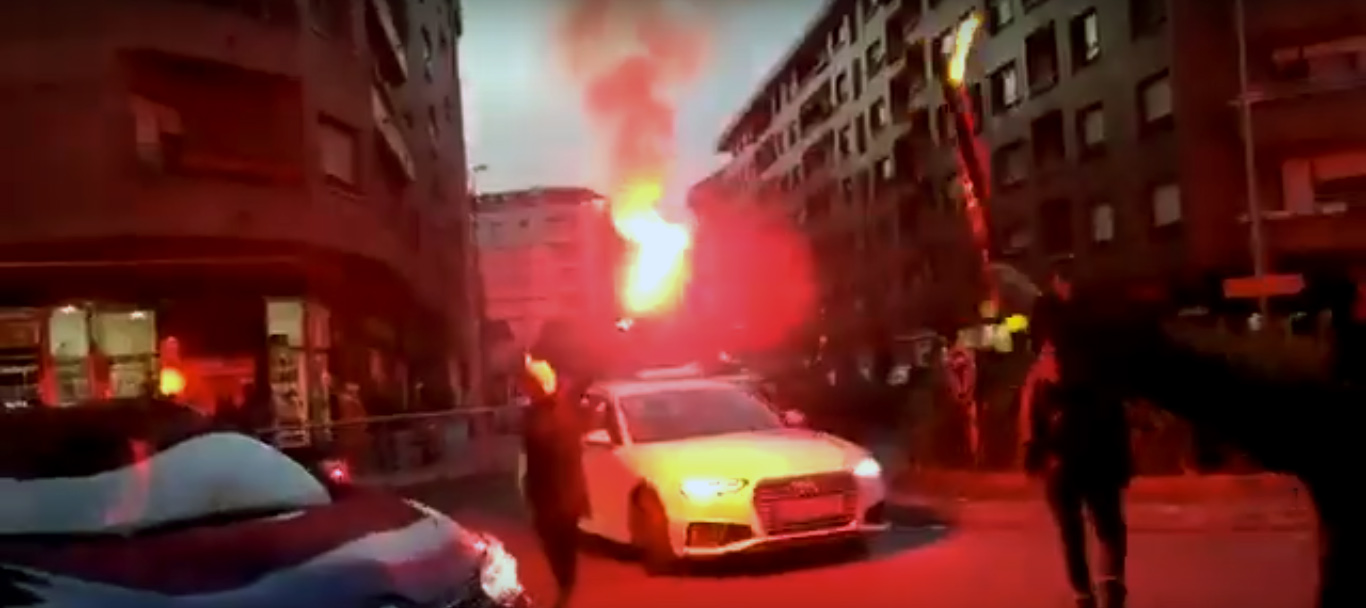 Integrantes de DAFA cortan el tráfico en Madalena para poner el foco en la violencia machista