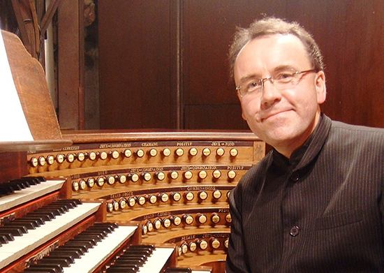 El organista David Briggs pone música improvisada a la película ‘Rey de Reyes’ en Andra Mari