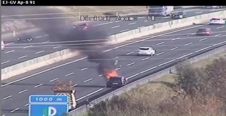 Un vehículo en llamas provoca retenciones kilométricas en la autopista a la altura de Iurreta