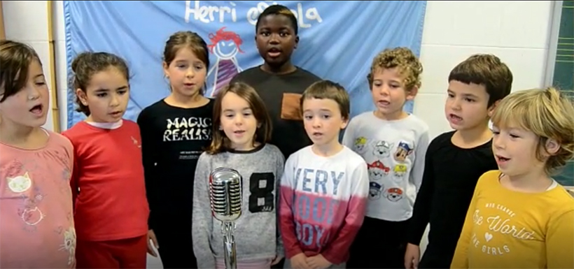 Kantu eta bideo berri batekin ospatu zuten Atxondoko Eskolan Euskararen Nazioarteko Eguna