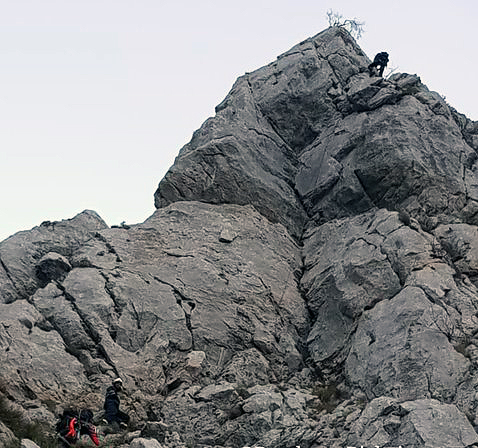 Rescatan a tres escaladores que estuvieron cuatro horas colgados de una pared del Untzillaitz