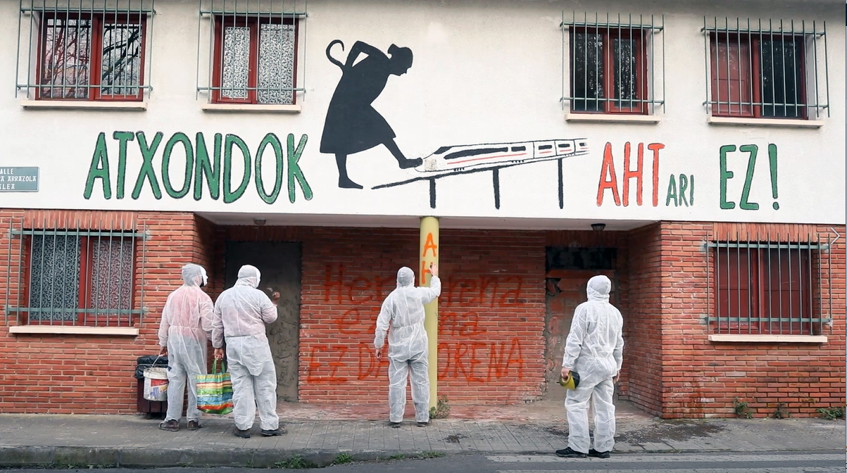 Atxondoko maisu-maistren etxeko sarrerak hormatu dituzte AHTren kontra protesta egiteko