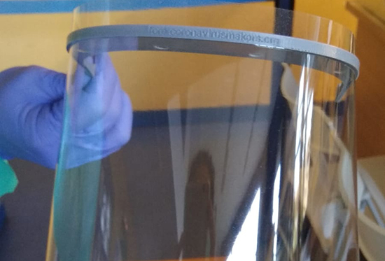 3D inprimagailuan maskarak egin dituen boluntario gazte bati laguntza eman dio Mañariko Udalak