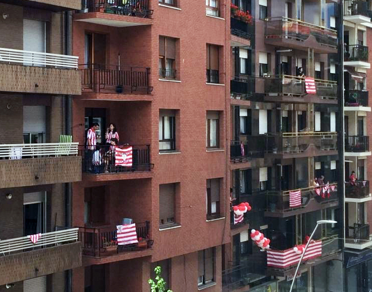 Durangaldea festeja la no final de Copa del Athletic desde sus balcones