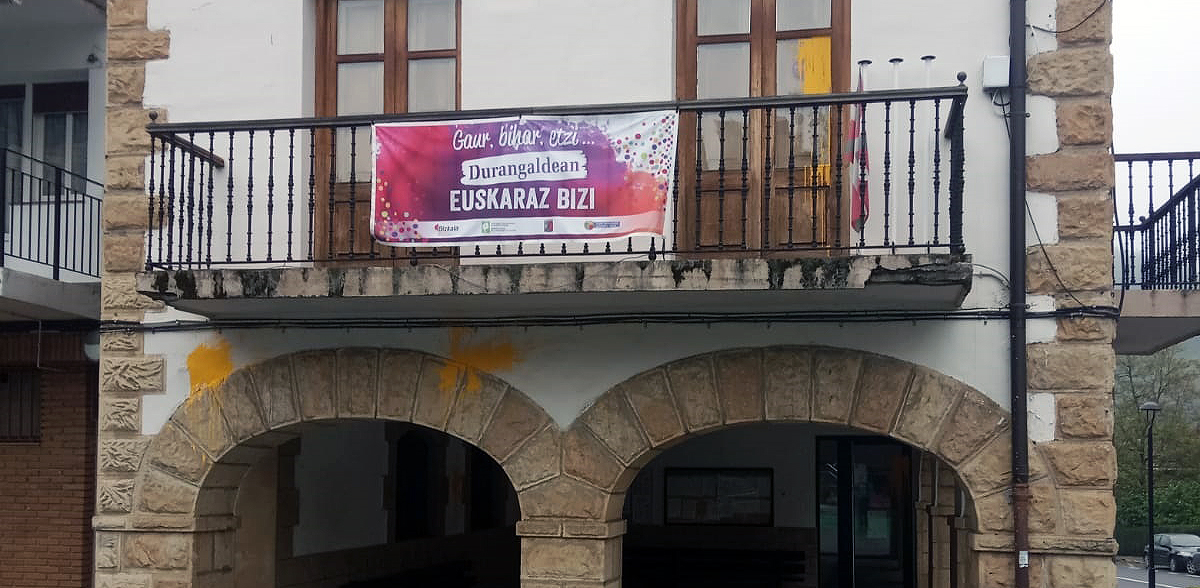 Alkateak eta udaletxeak jasotako erasoak salatu ditu Atxondoko Bozeramaileen Batzordeak