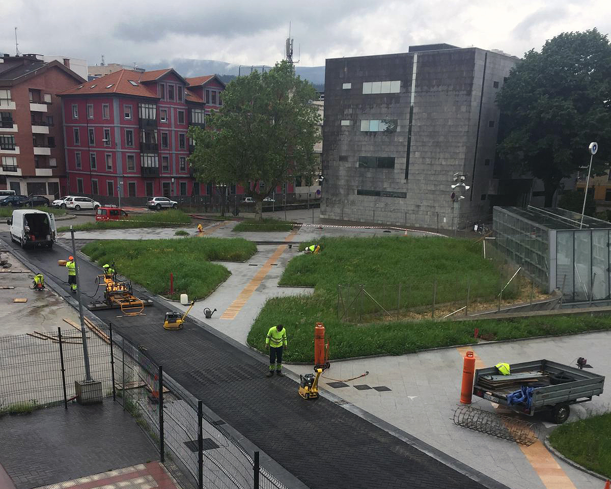 Erabaki considera “una falta de respeto” que sigan las obras de la estación pese al estado de alarma